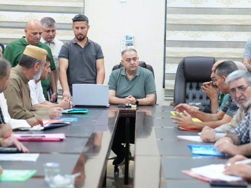 اجتماع إداري داخل مديرية بلدية الموصل لمتابعة إجراءات معالجة ملف تداخل الأراضي في مقاطعة يارمجة الشرقية، بحضور مسؤولي البلدية وعدد من المعنيين أثناء مناقشة آليات تسوية أوضاع المواطنين.