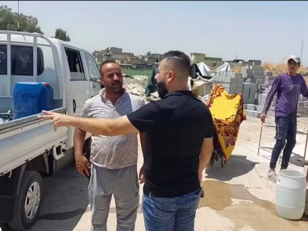 صورة ميدانية لفرق بلدية الموصل أثناء تنفيذ حملة رقابية لإزالة التجاوزات وإغلاق المواقع المخالفة، حيث يظهر عدد من الأشخاص في موقع يحتوي على مواد إنشائية ومخلفات ضمن إجراءات تنظيم الشوارع والحد من الأنشطة غير المرخصة.
