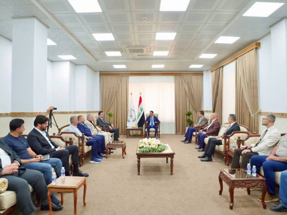 اجتماع محافظ نينوى عبد القادر الدخيل مع مسؤولي المحافظة لمناقشة المشاريع التنموية والتحول الرقمي