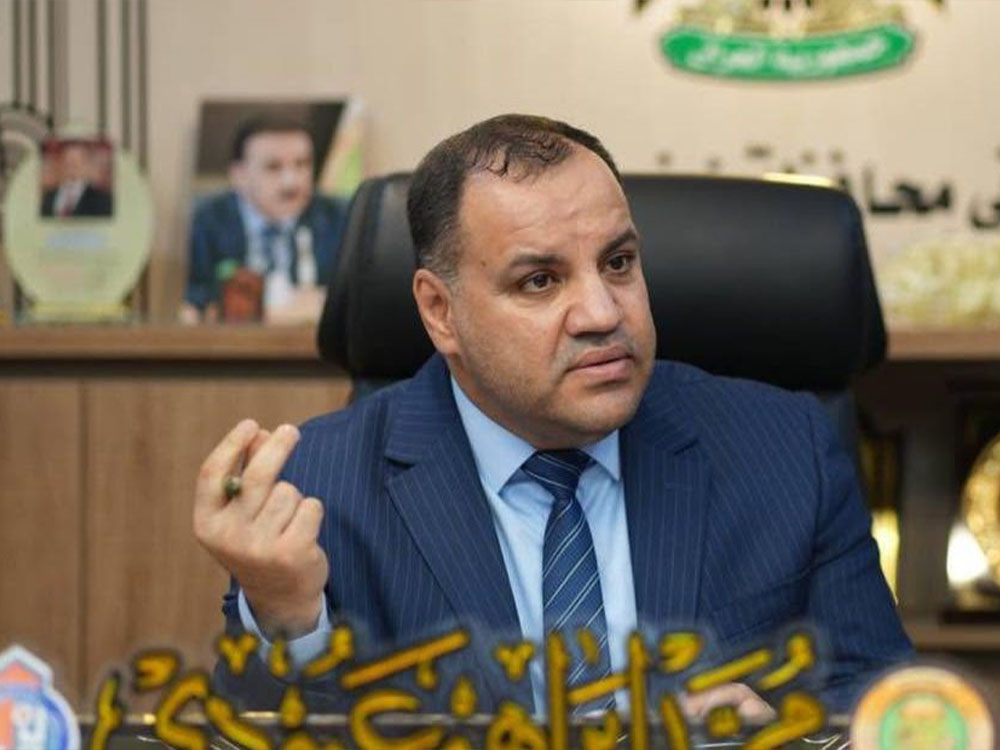 مدير عام تربية نينوى محمد إبراهيم عبودي يظهر خلال حديث رسمي من داخل مكتبه، في إطار متابعة ملف التعليم والامتحانات في المحافظة.