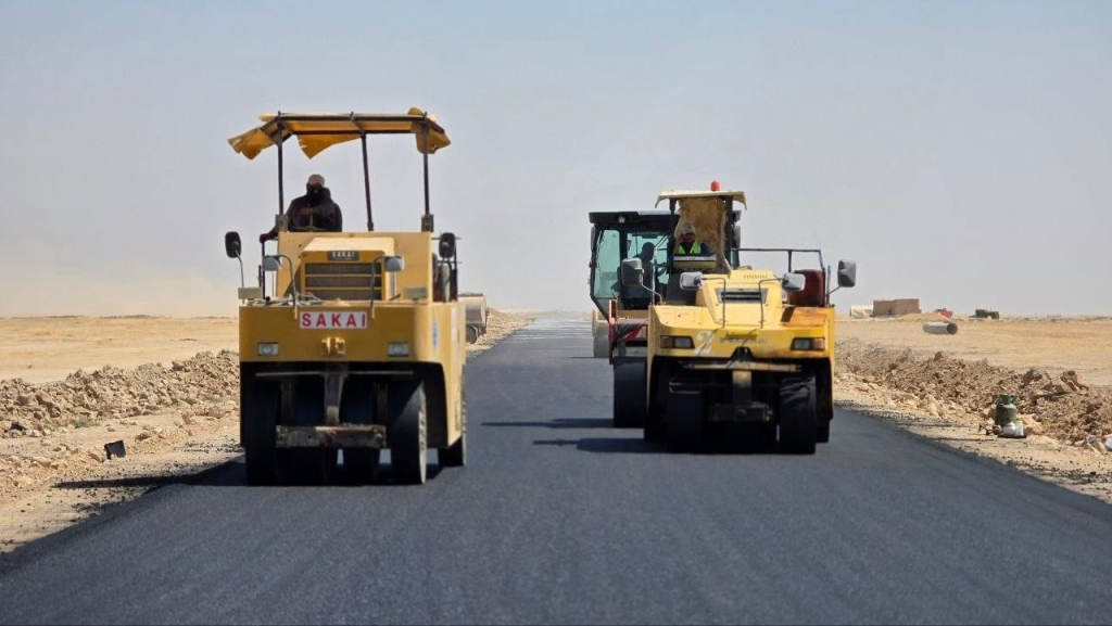 أعمال تأهيل وإكساء طريق استراتيجي في غرب نينوى باستخدام آليات رصف ودك الإسفلت
