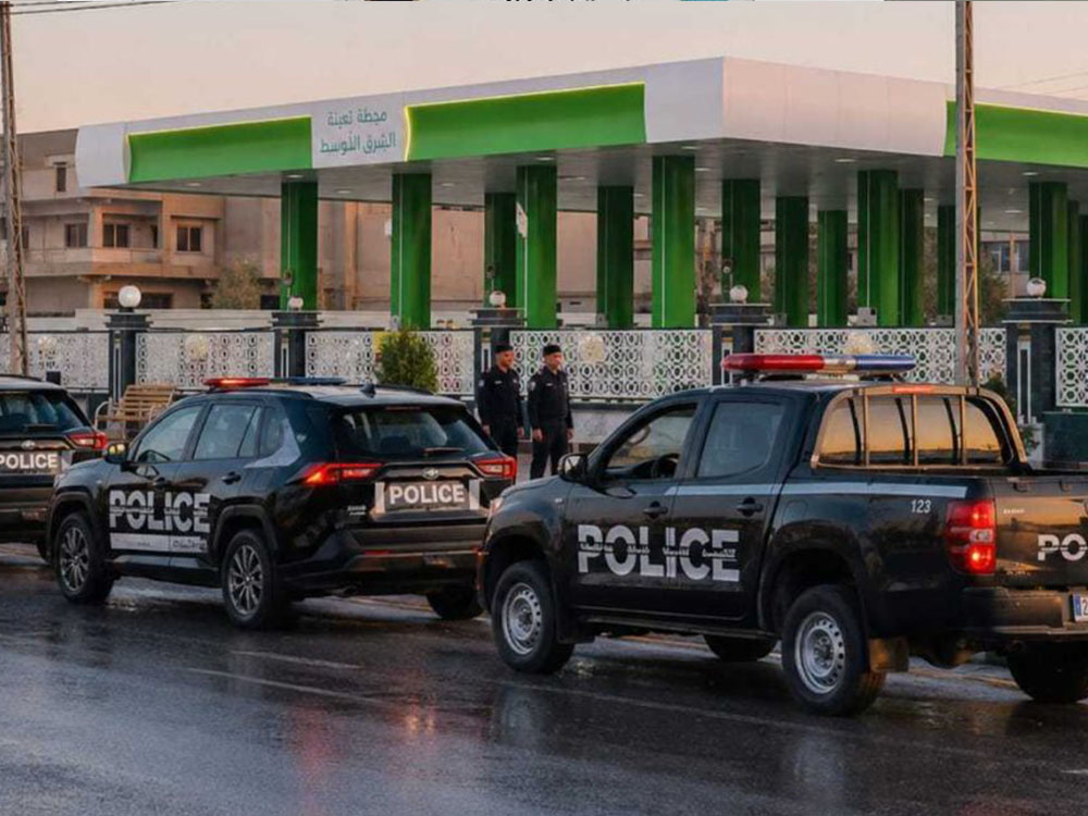 سيارات شرطة أمام محطة وقود في نينوى لمتابعة أزمة البنزين والطوابير