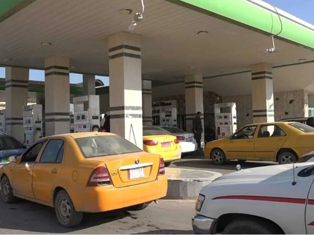 طوابير من المركبات أمام إحدى محطات الوقود في نينوى، وسط ازدحام خلال أزمة تجهيز الوقود.