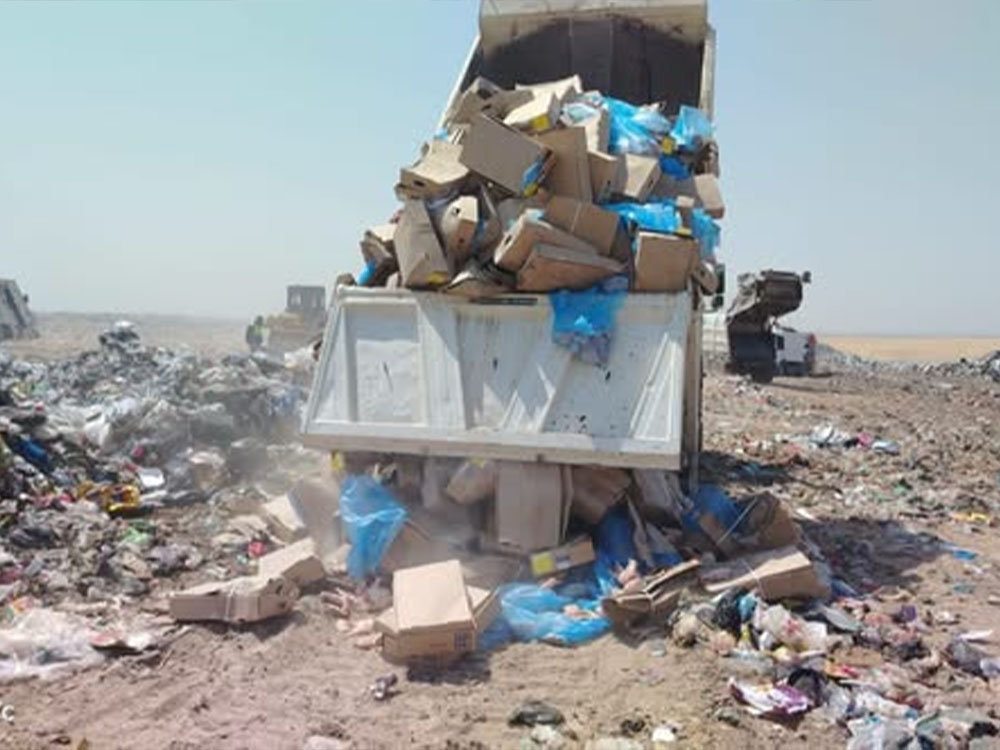 شاحنة تُفرغ كميات من المواد الغذائية التالفة داخل موقع للطمر الصحي، ضمن إجراءات التخلص من المنتجات غير الصالحة للاستهلاك البشري في نينوى.