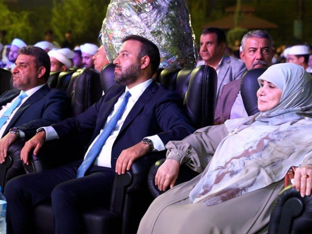عبدالله أثيل النجيفي يتوسط عدداً من المواطنين والأهالي خلال مشاركته في احتفالية المولد النبوي الشريف بمدينة الموصل.