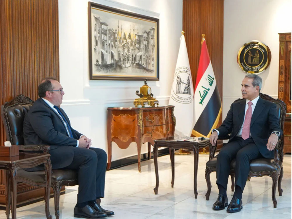 رئيس مجلس القضاء الأعلى العراقي القاضي فائق زيدان جالساً في مكتبه وأمامه العلم العراقي وعلم القضاء، خلال لقائه القائم بأعمال السفارة الأمريكية في العراق جوشوا هاريس.