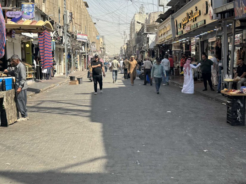 جانب من سوق النبي يونس في مدينة الموصل، مع حركة محدودة للمتسوقين والمحلات التجارية خلال ساعات النهار.