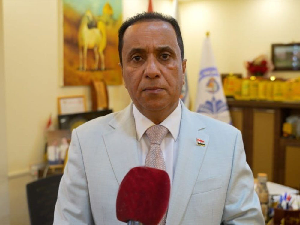 مدير قسم الإشراف الاختصاصي في تربية نينوى، شعبان عطية اللهيبي، يتحدث خلال مقابلة إعلامية داخل مكتبه بشأن الاستعدادات لامتحانات الدور الثاني.