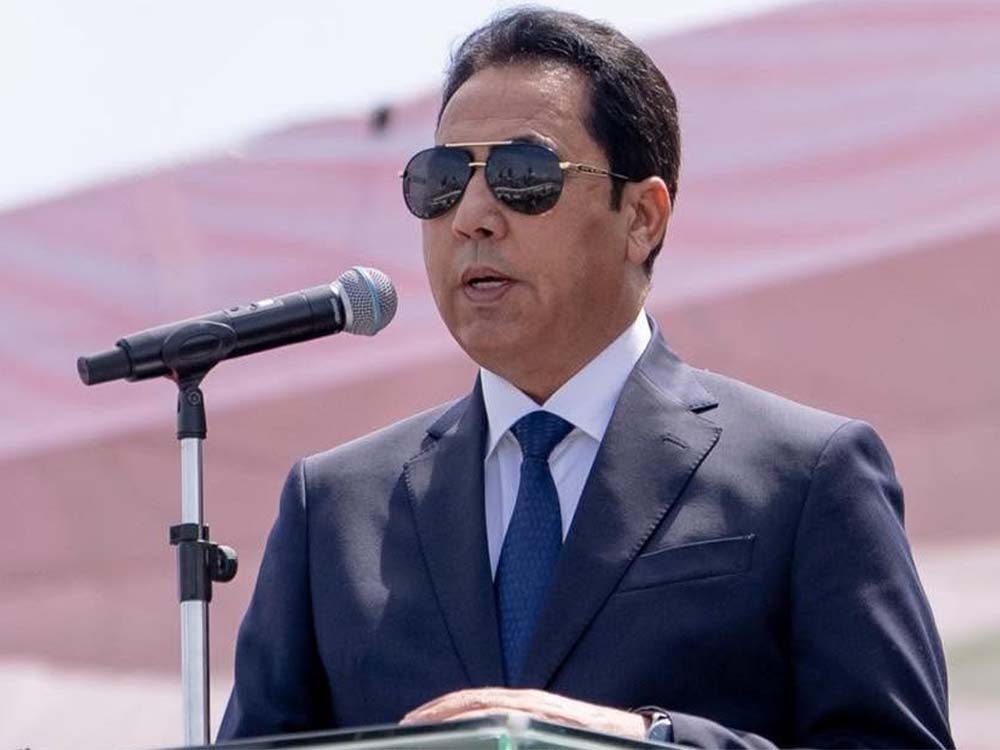 صورة لمحافظ النینوي یلقي خطاب فی ملعب نینوی
