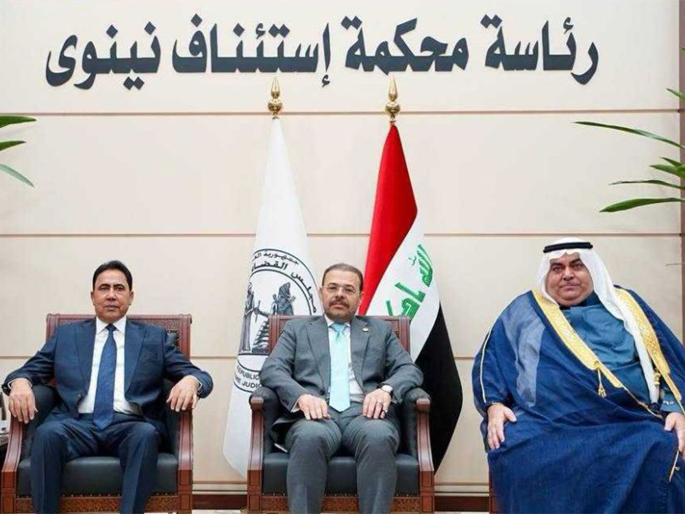 صورة من داخل محکمة استوناف نینوی یجمع بین اشخاص من مجلس محافظة نینوی