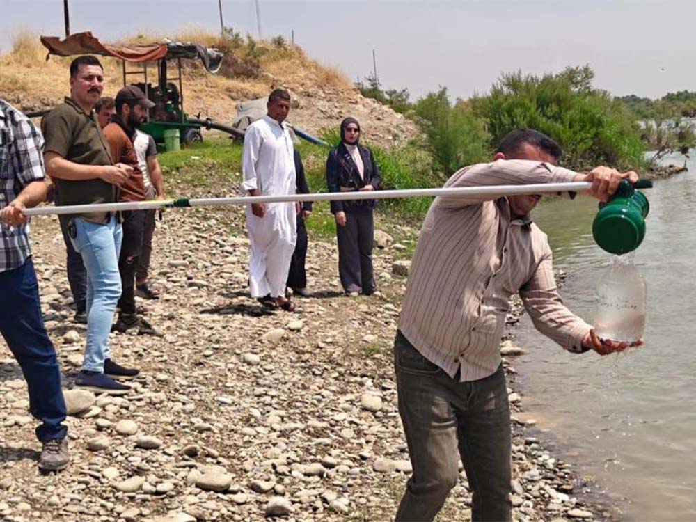 فريق من مديرية بيئة نينوى يجري مسحًا ميدانيًا لضفاف نهر الزاب الأعلى بعد ظهور بقع نفطية على سطح المياه، بهدف تحديد مصدر التلوث وجمع عينات للفحص المختبري.