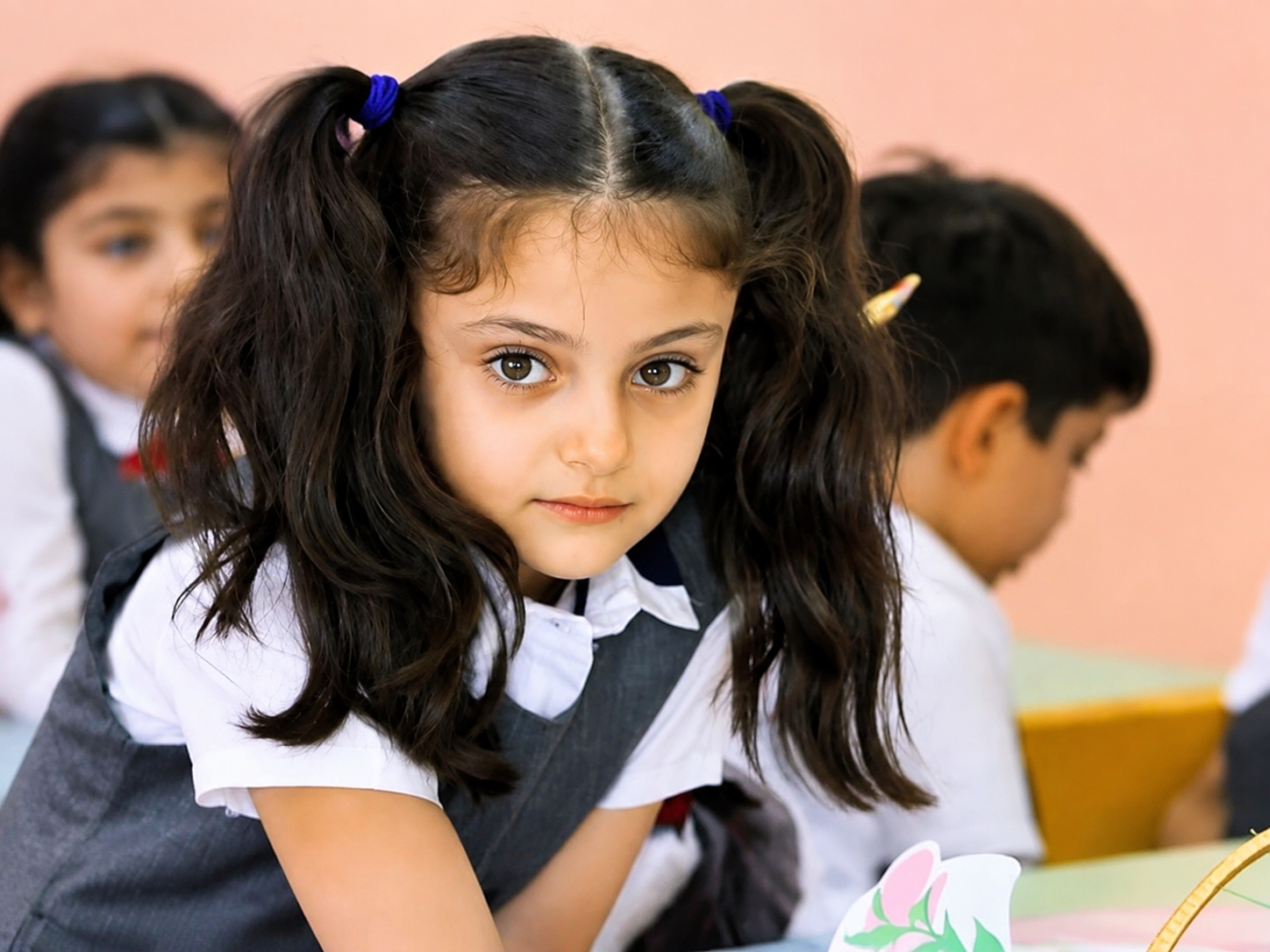 طلاب في مدرسة أهلية عراقية داخل الصف خلال العام الدراسي
