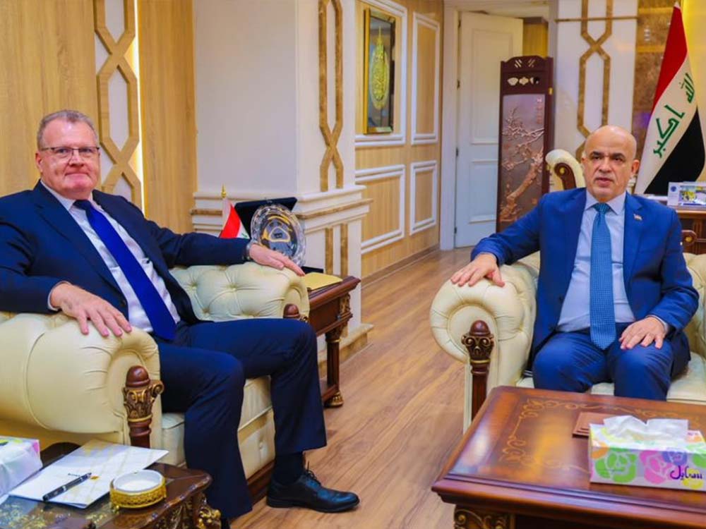 وزير النفط العراقي خلال اجتماع مع وفد شركة سننغول الأنغولية لبحث تطوير حقل القيارة النفطي في نينوى
