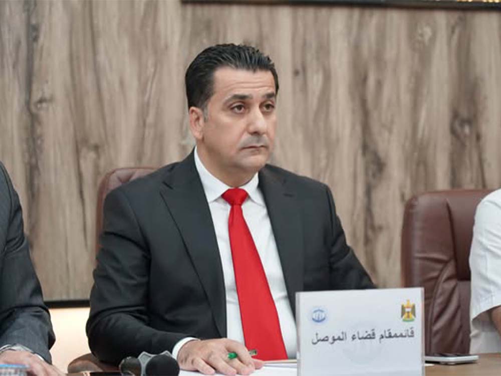 قائممقام الموصل هشام الهاشمي خلال اجتماع لمناقشة خطة إعادة إحياء سوق الأربعاء في المدينة القديمة