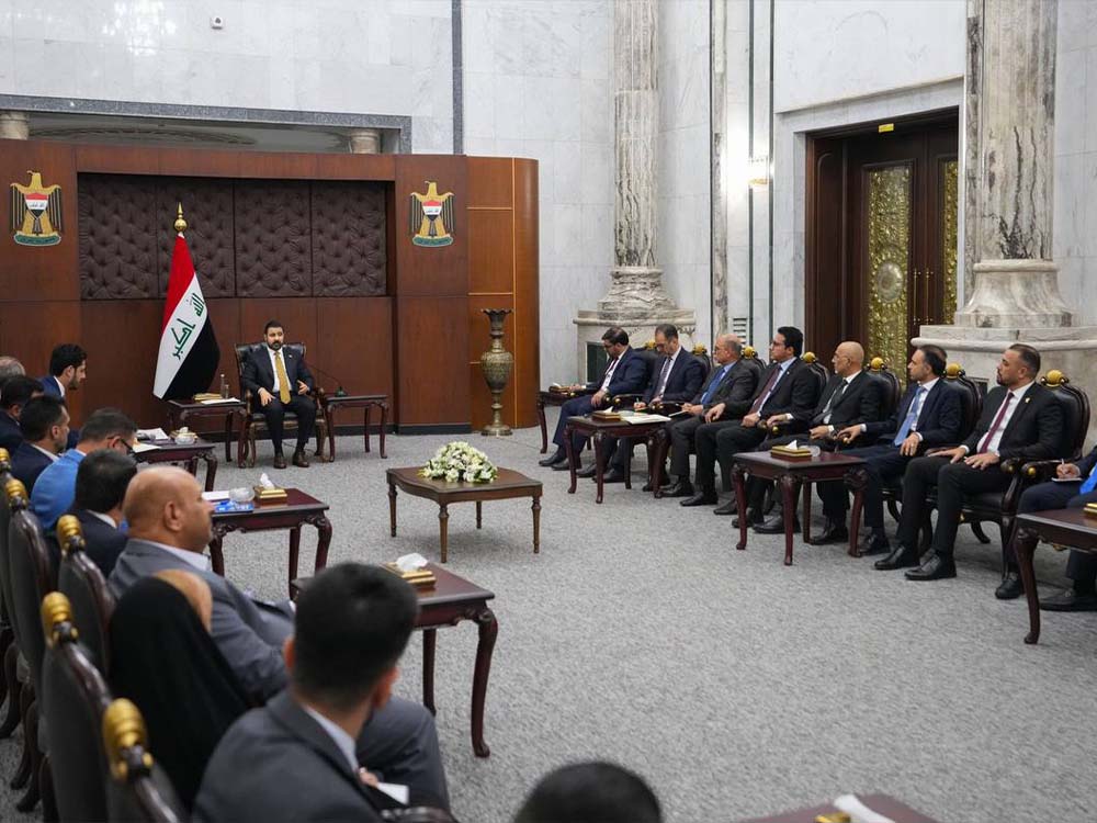 رئيس مجلس الوزراء العراقي خلال اجتماع مع رؤساء مراكز الدراسات والبحوث في العراق داخل قاعة رسمية بحضور عدد من المسؤولين والباحثين