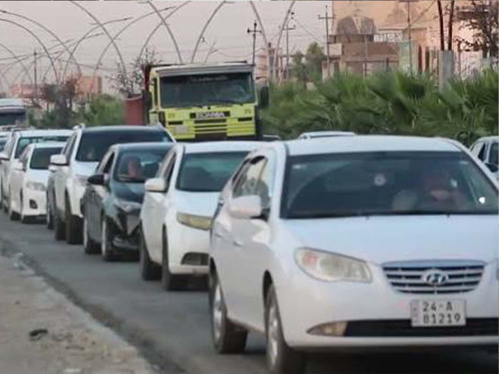 طابور طويل من السيارات والشاحنات أمام محطات الوقود في نينوى