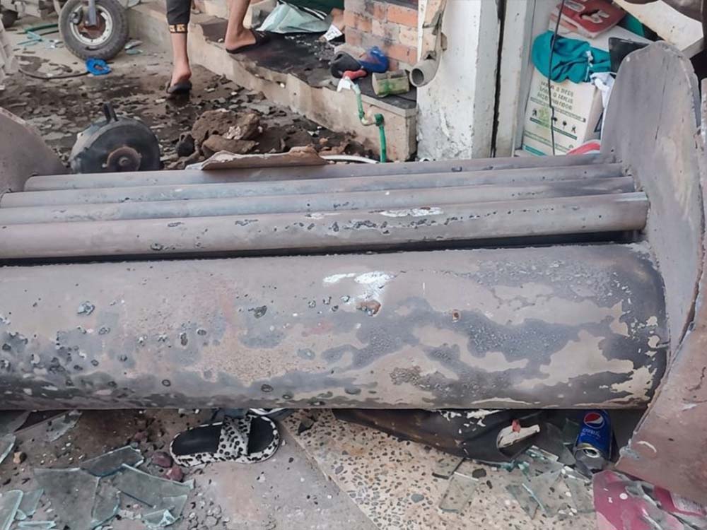 آثار الأضرار داخل معمل ألبان في منطقة الزنجيلي غربي الموصل بعد وقوع الانفجار
