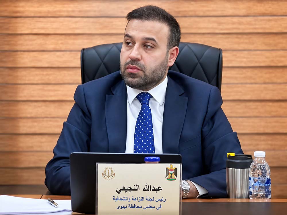 عبدالله النجيفي رئيس لجنة النزاهة والشفافية في مجلس محافظة نينوى خلال اجتماع رسمي