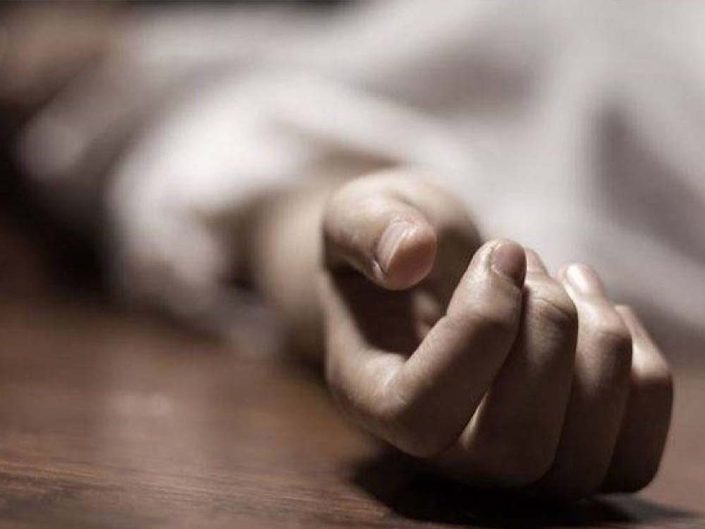 صورة توضيحية ليد شخص في مشهد يعكس حالة من الحزن والأزمة النفسية
