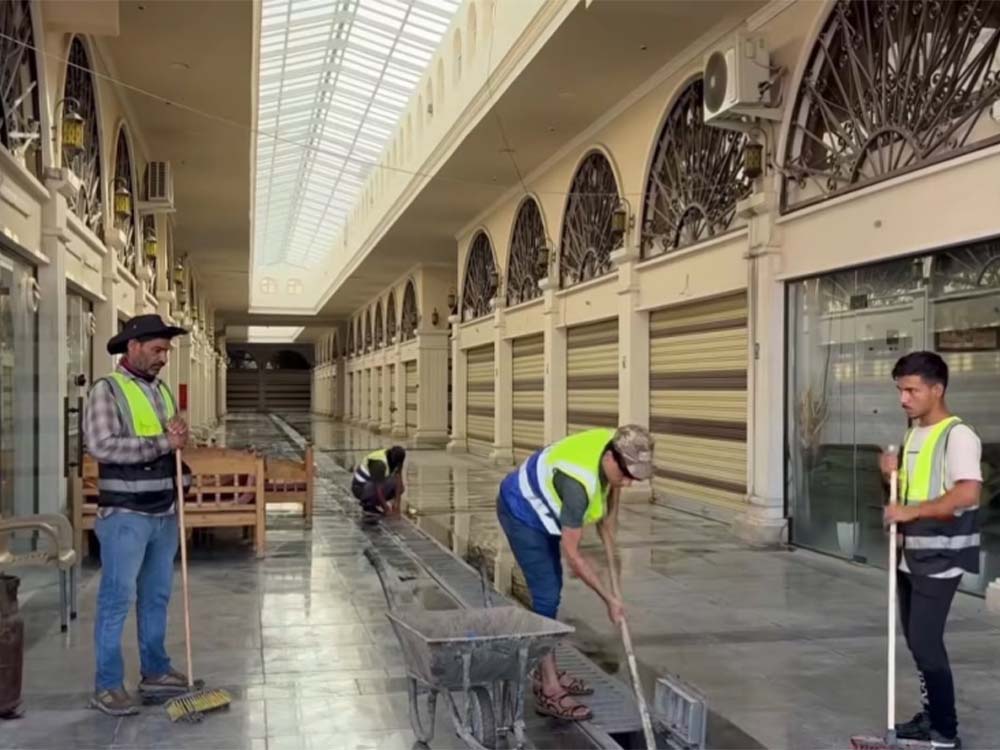 فرق بلدية الموصل تنفذ أعمال تنظيف وشطف داخل سوق الأربعاء في مدينة الموصل