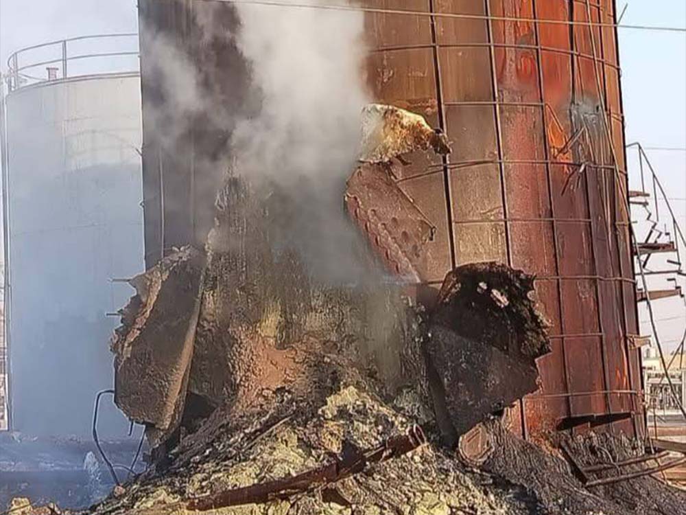 حريق داخل خزان كبير في معمل كبريت المشراق بمحافظة نينوى وتصاعد الدخان من موقع الحادث