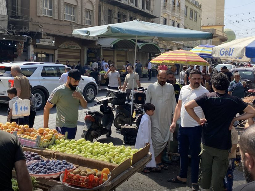 سوق شعبي في مدينة الموصل يشهد حركة بيع وشراء وسط ارتفاع الأسعار وتراجع القدرة الشرائية