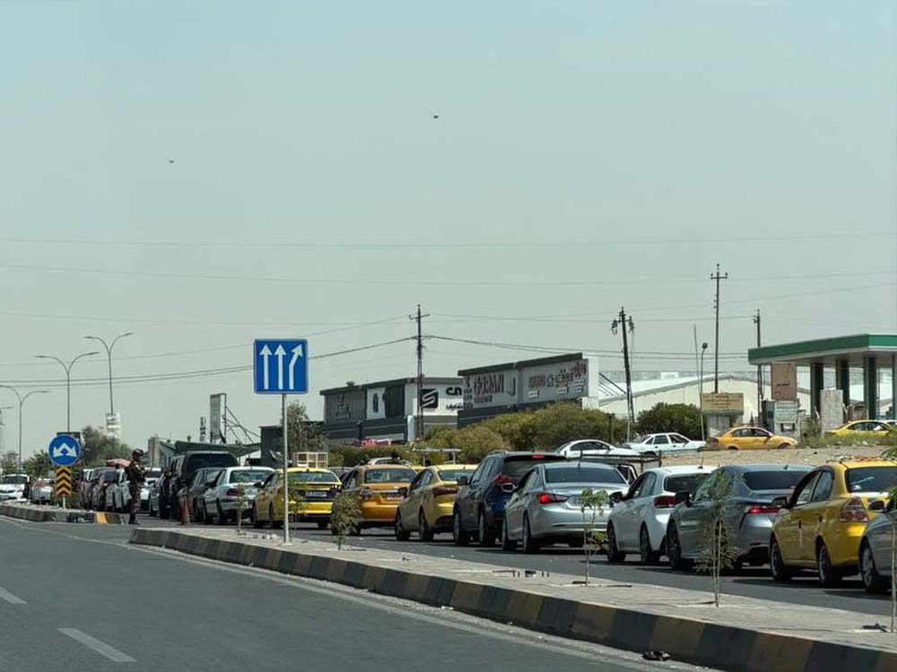 طوابير طويلة من السيارات أمام إحدى محطات الوقود في مدينة الموصل بسبب أزمة الوقود