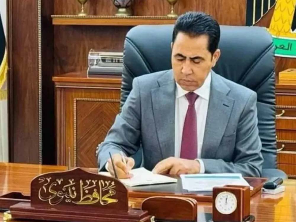 محافظ نينوى عبد القادر الدخيل خلال توقيع ومتابعة الإجراءات الرسمية في مكتبه