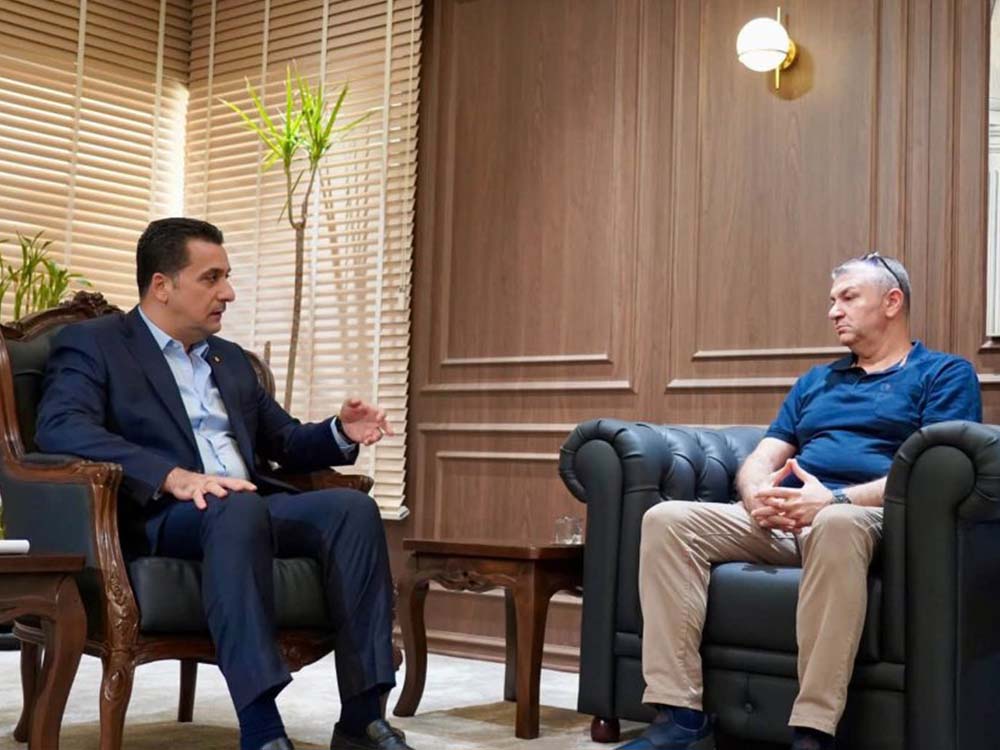 قائممقام الموصل هشام الهاشمي خلال اجتماع لمناقشة تنظيم حركة السير وتخفيف الاختناقات المرورية في المدينة