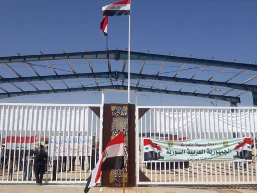 منفذ ربيعة الحدودي بين العراق وسوريا مع رفع العلم العراقي والسوري