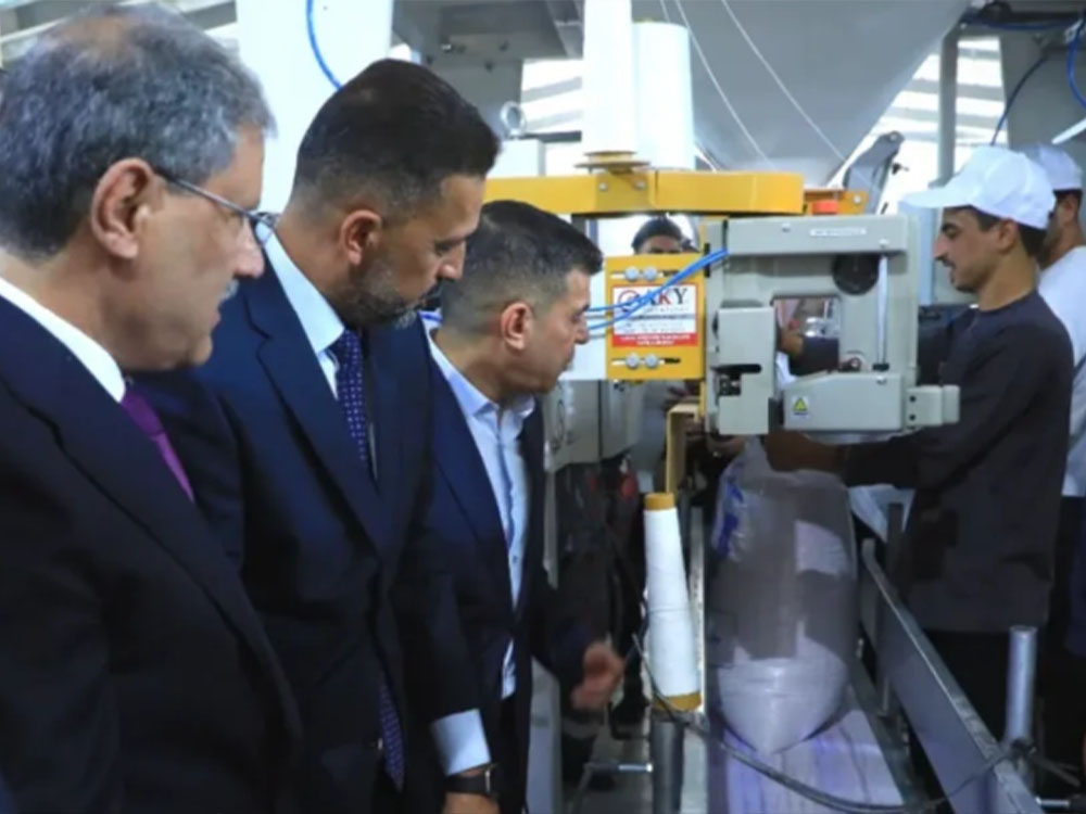وزير الزراعة يتفقد خطوط تنقية وتعفير البذور الجديدة في أحد معامل التنمية الزراعية بمحافظة نينوى