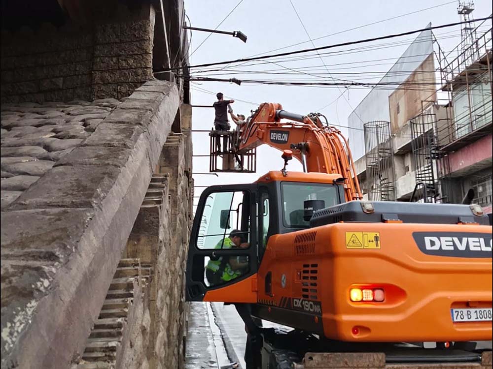 أعمال بلدية الموصل لتطوير وصيانة المرافق العامة باستخدام آليات هندسية ومعدات ثقيلة في المدينة.