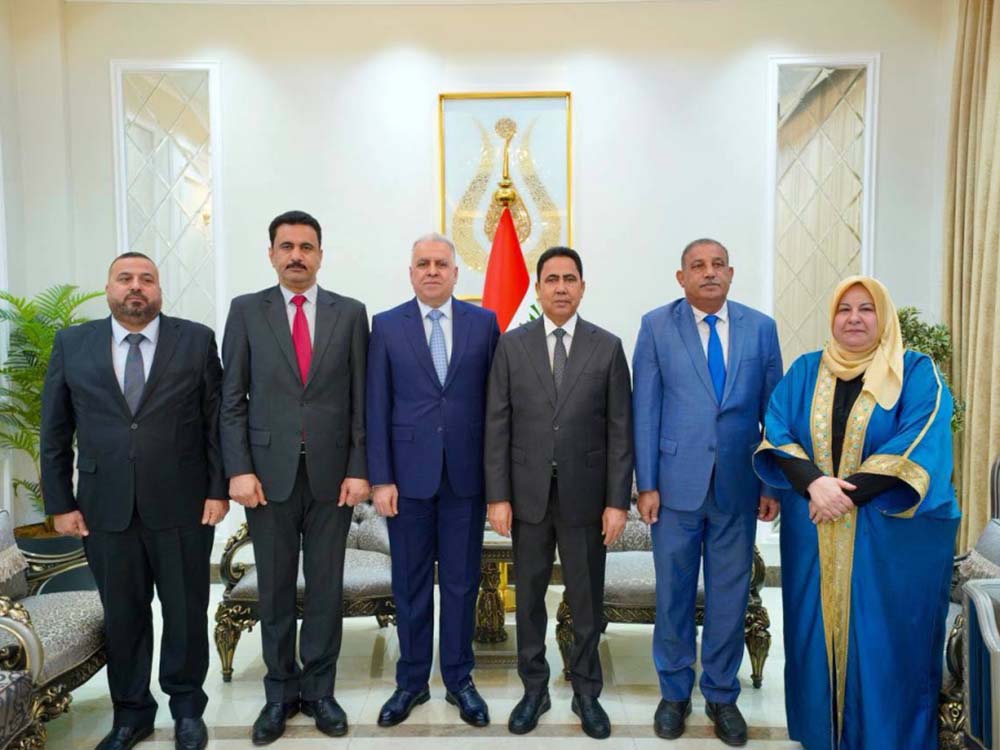 محافظ نينوى عبد القادر الدخيل ومستشارون ومسؤولون خلال مراسم تكريم المستشار الفني قصي حاجم بمناسبة إحالته إلى التقاعد.