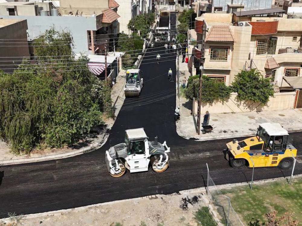 أعمال إكساء وتبليط أحد شوارع مدينة الموصل باستخدام الآليات الهندسية