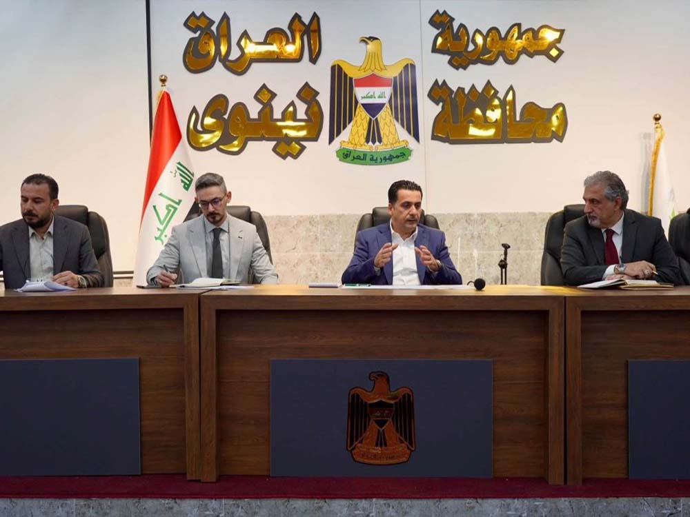 اجتماع مسؤولين في محافظة نينوى داخل مبنى المحافظة لمناقشة الإجراءات الحكومية المتعلقة بالحد من ظاهرة التسول والتشرد في مدينة الموصل.