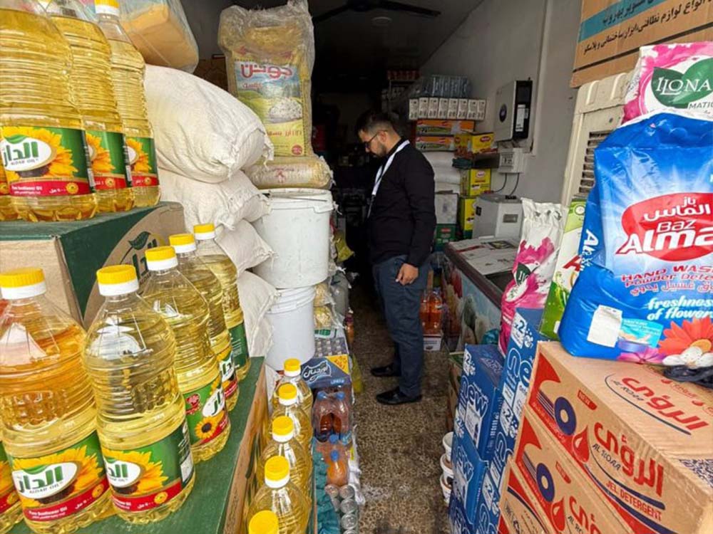 جولة تفتيشية للرقابة الصحية داخل محل لبيع المواد الغذائية في ناحية الكوير بمحافظة نينوى.