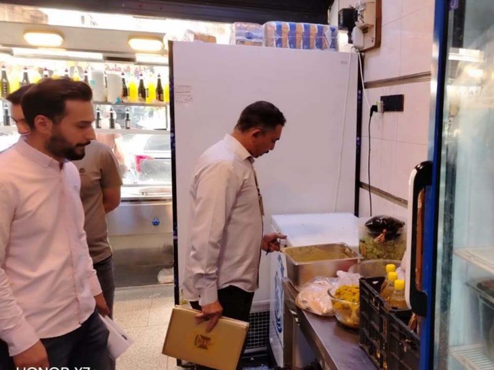حملة رقابية على أحد المخابز في منطقة الدواسة بالجانب الأيمن من الموصل لمتابعة شروط الصحة والسلامة المهنية.