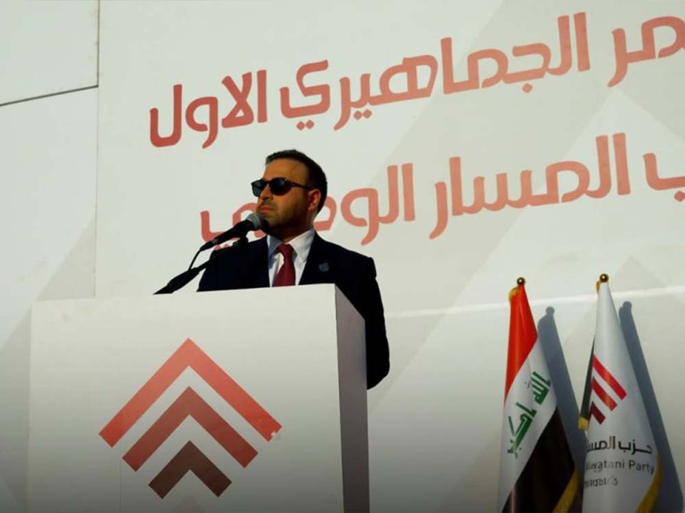 عبد الله أثيل النجيفي، الأمين العام لحزب المسار الوطني، يلقي كلمة خلال فعالية سياسية