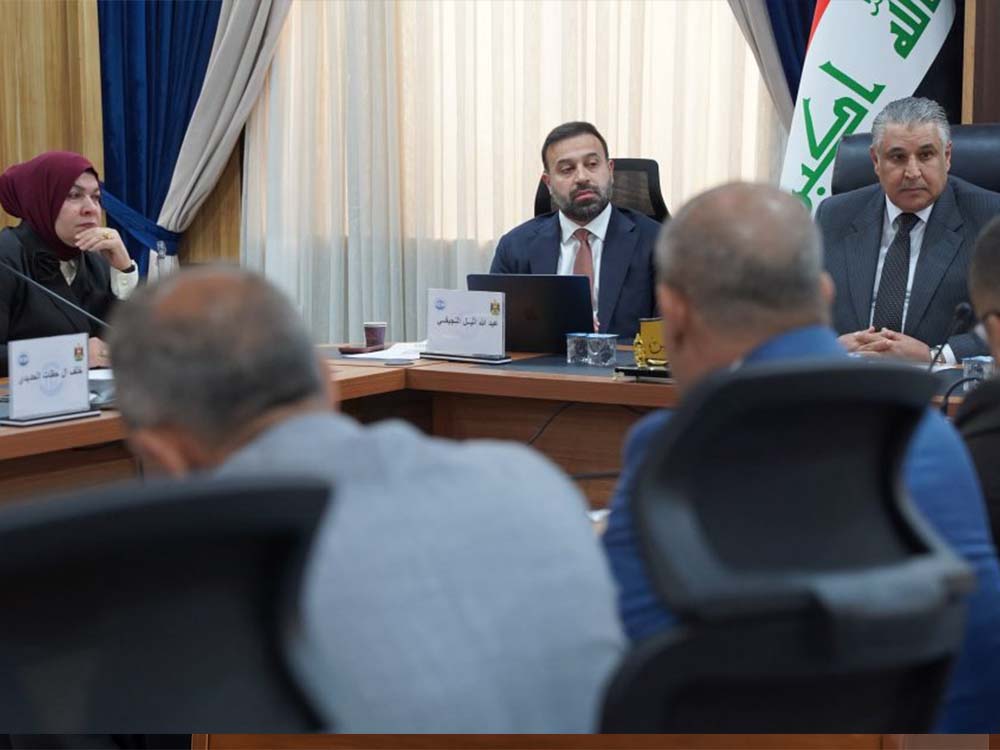 اجتماع رسمي في مجلس محافظة نينوى لمناقشة دعم مشاريع تطوير الإدارة المحلية.