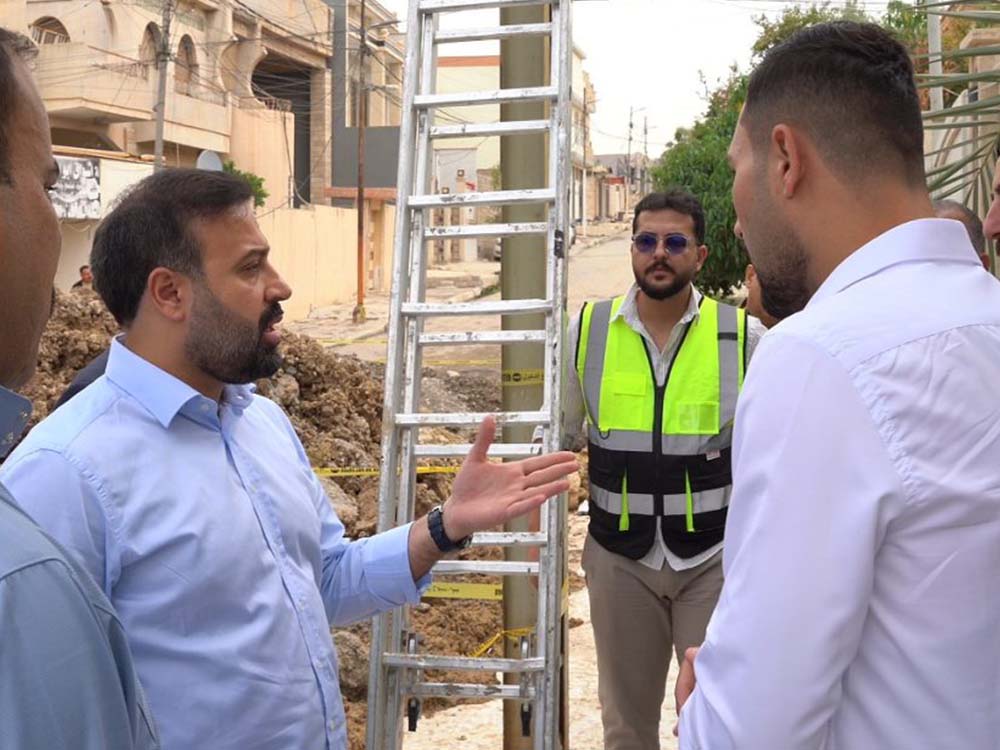 عبد الله أثيل النجيفي يتفقد موقع مشروع مجاري الساحل الأيمن في الموصل لمتابعة الأعمال وإجراءات السلامة.