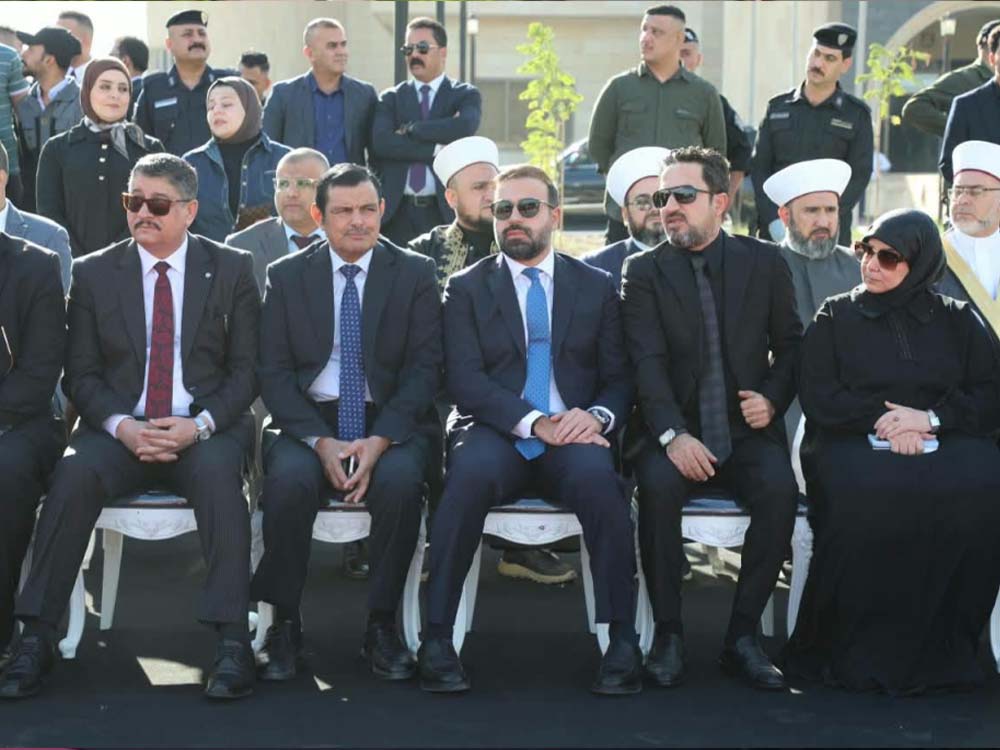 مراسم تشييع رفات 47 من ضحايا داعش في نينوى بحضور مسؤولين حكوميين وأمنيين وعوائل الضحايا.