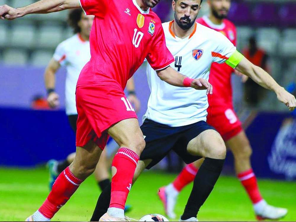 لقطة من مباراة كرة قدم ضمن منافسات دوري نجوم العراق بين لاعبين من الفريقين