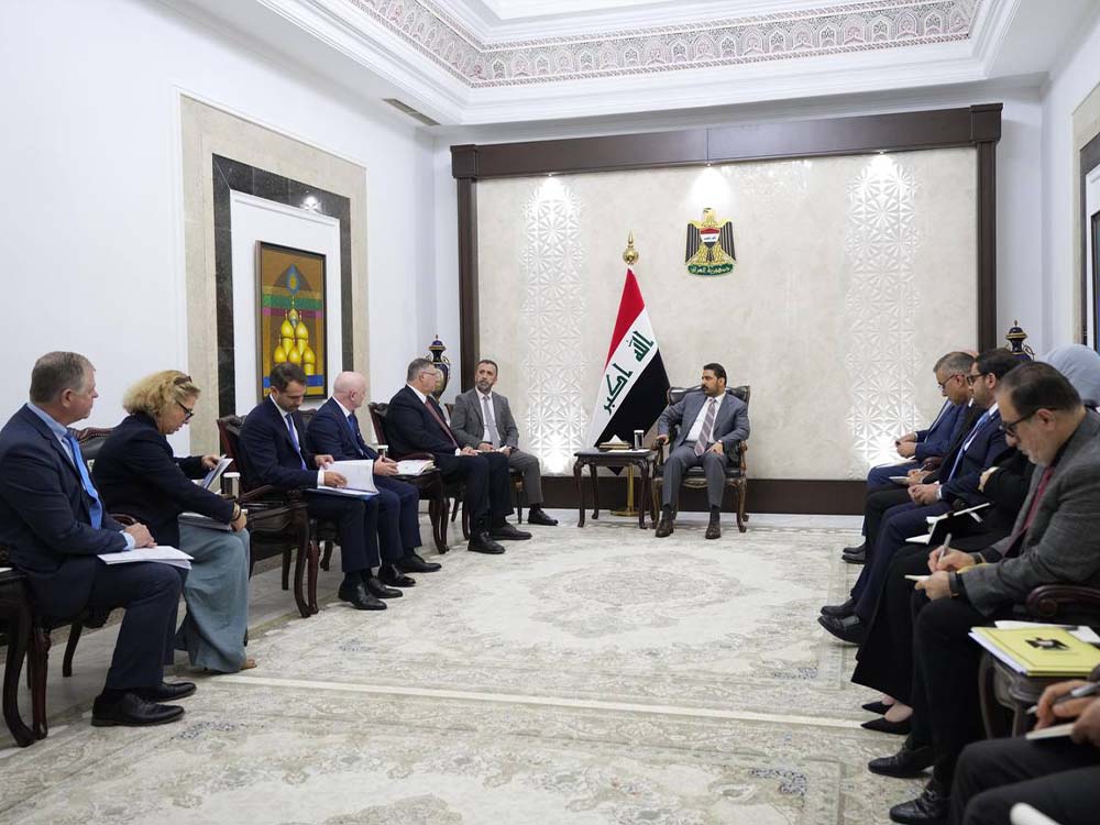 رئيس مجلس الوزراء العراقي علي فالح الزيدي خلال استقباله وفدي شركتي توتال إنرجيز وكونوكو فيليبس لبحث زيادة إنتاج النفط والغاز المصاحب في العراق