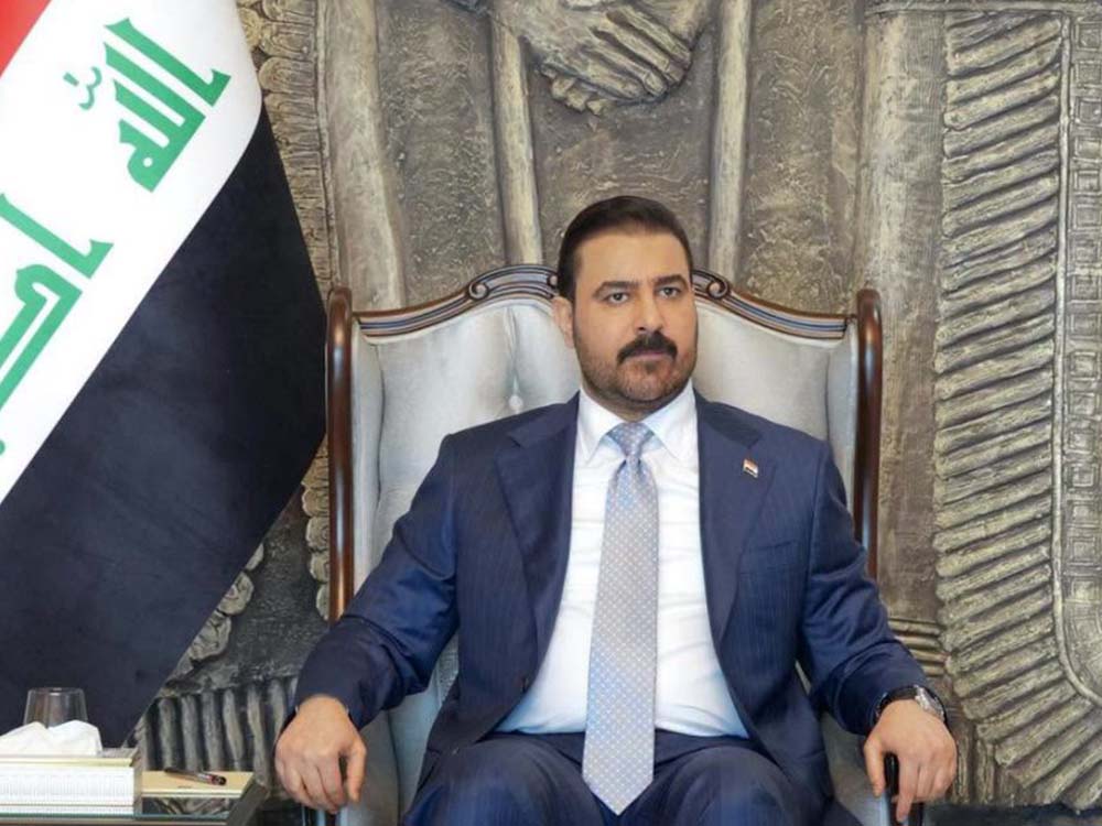 رئيس الوزراء العراقي علي فالح الزيدي يجلس على كرسي رسمي أمام العلم العراقي
