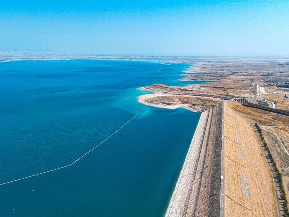صورة جوية لسد الموصل وبحيرة السد في محافظة نينوى بالعراق