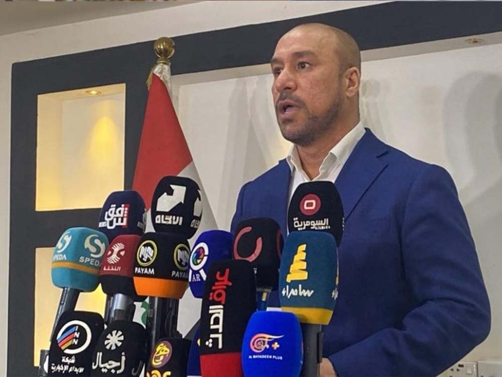 سعود الساعدي رئيس كتلة حقوق النيابية خلال مؤتمر صحفي بشأن رفع سعر صرف الدولار في العراق.