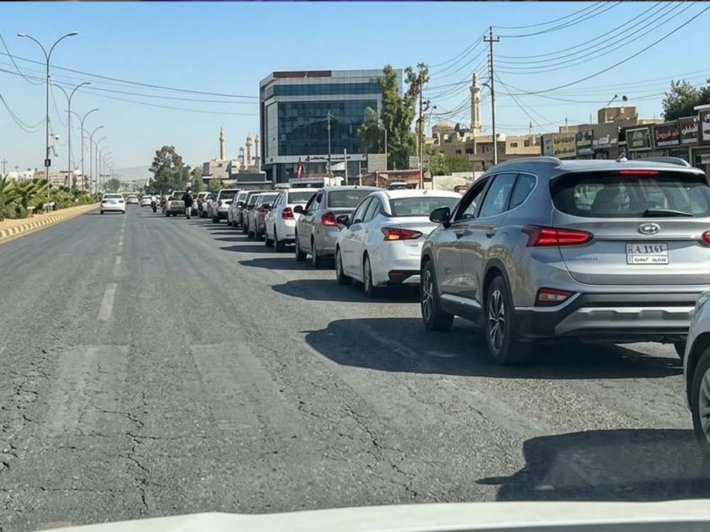 طابور طويل من السيارات أمام إحدى محطات الوقود في مدينة الموصل