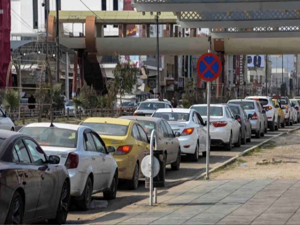 طابور طويل من السيارات أمام إحدى محطات الوقود في نينوى وسط ازدحام مروري