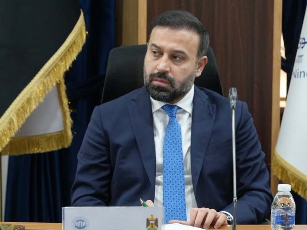 عبد الله أثيل النجيفي خلال اجتماع في مجلس محافظة نينوى لمناقشة معوقات استكمال ملعب الدواسة في الموصل