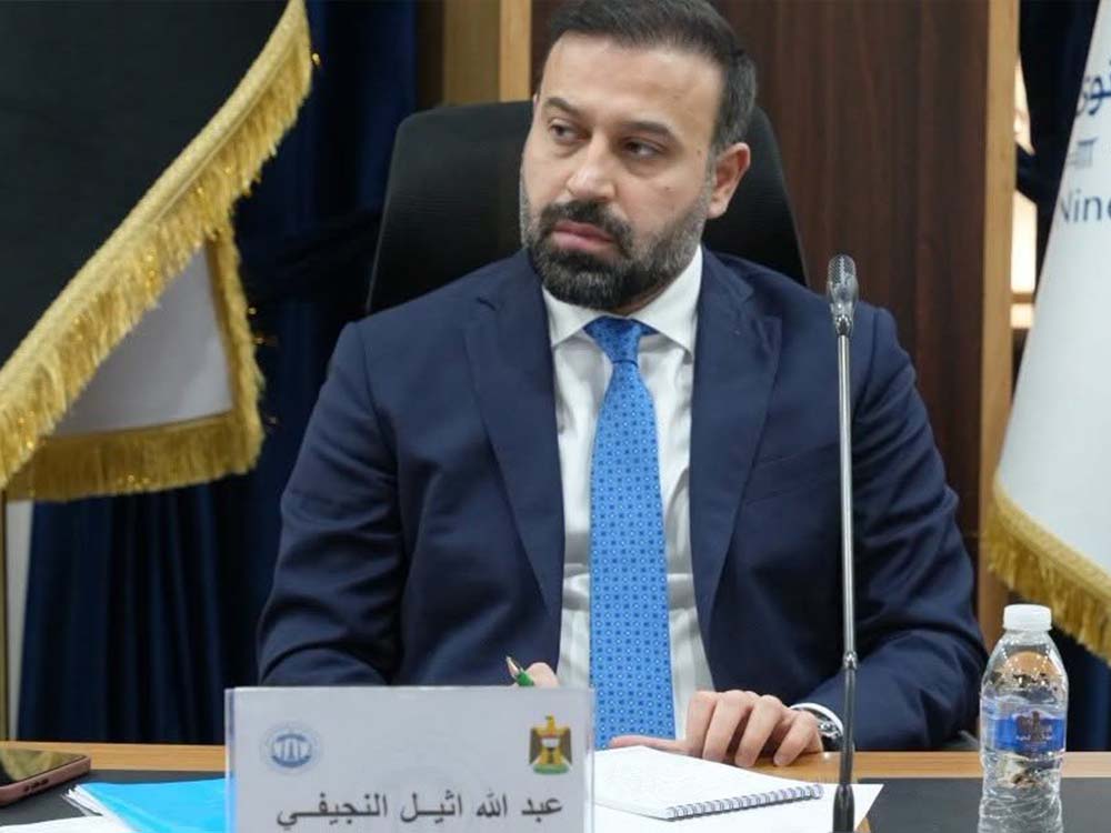 عبد الله أثيل النجيفي، رئيس لجنة النزاهة والشفافية في مجلس محافظة نينوى، خلال اجتماع لمناقشة تنقلات موظفي عقود الـ17 ألفاً.
